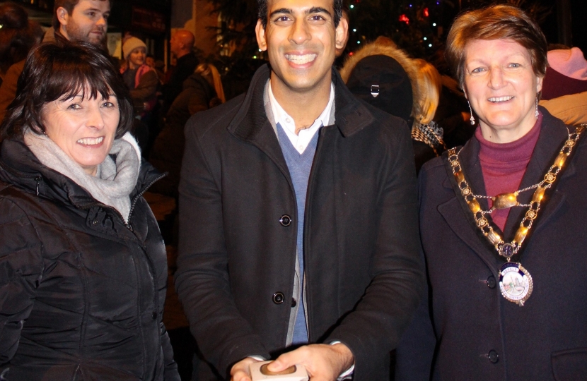 Rishi Sunak turns on Bedale Christmas lights