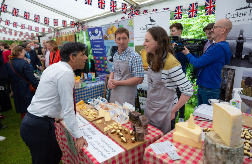 Rishi Sunak with Curlew Dairy's Ben and Sam Spence at the No 10 Farm to Fork Summit