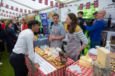 Rishi Sunak with Curlew Dairy's Ben and Sam Spence at the No 10 Farm to Fork Summit